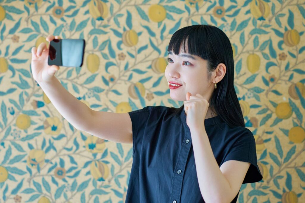 スマートフォンの画面を見る女性