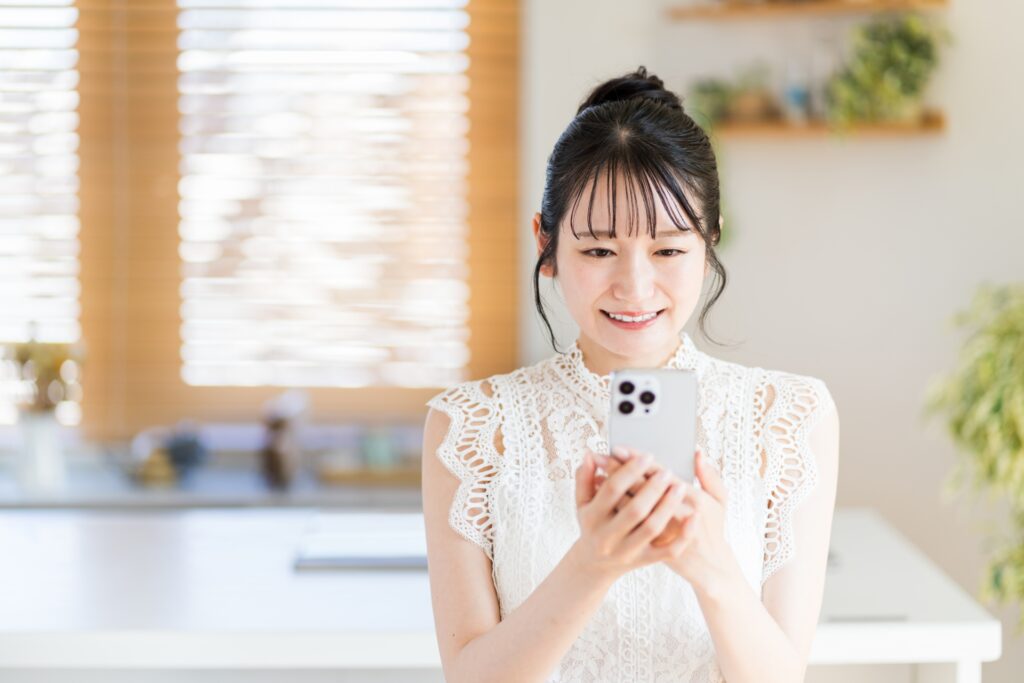 スマホを見る配信中の女性