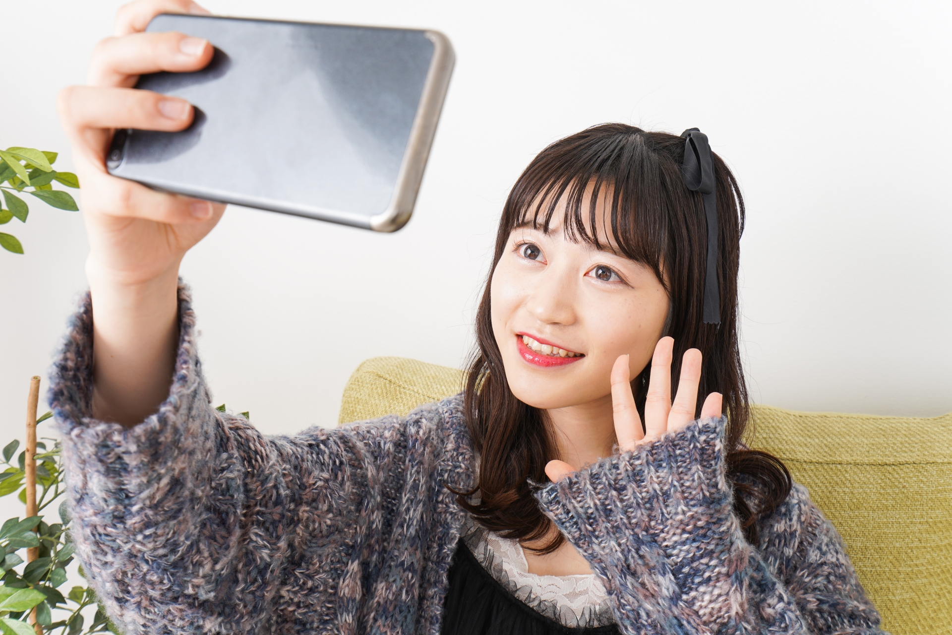 スマホを持って配信中の女性