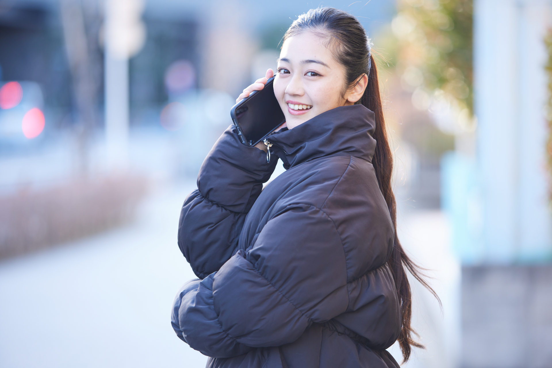 カメラ目線で電話する女性