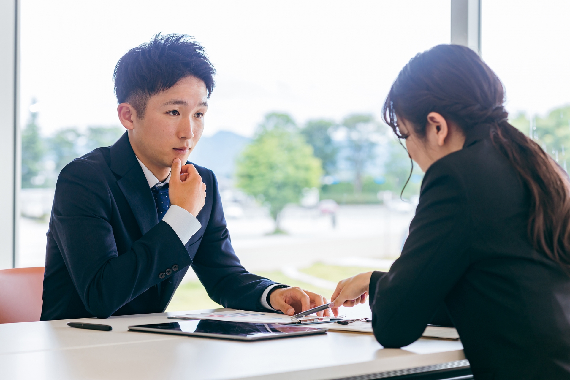 面接をしているスーツの男性