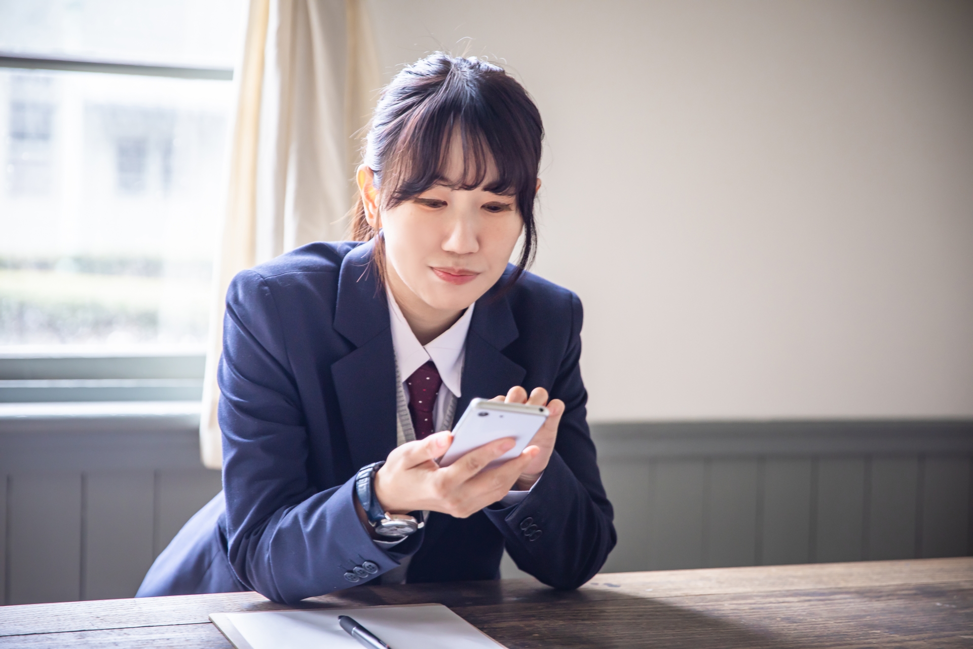 スマホを使う女子高生