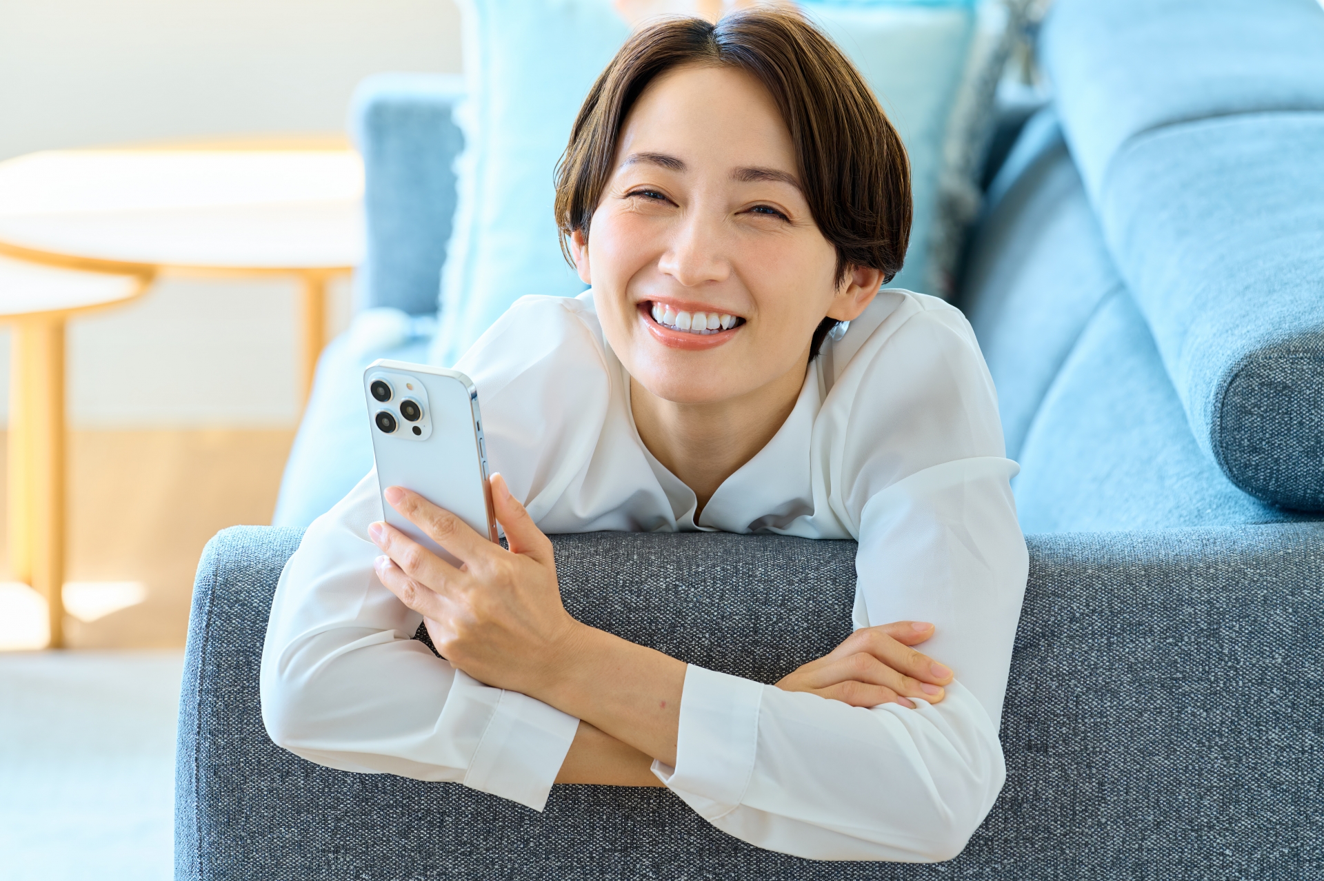 スマホを持つ笑顔の女性