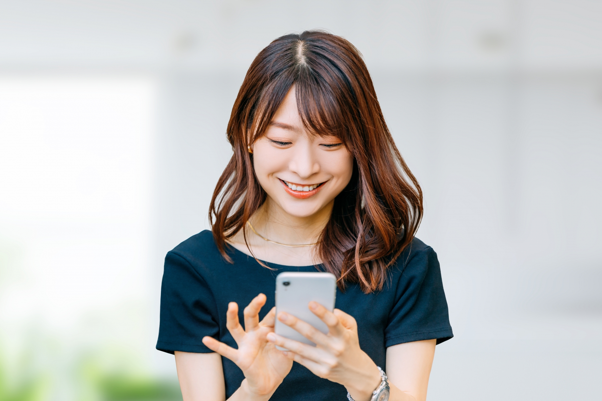 スマホを使う女性