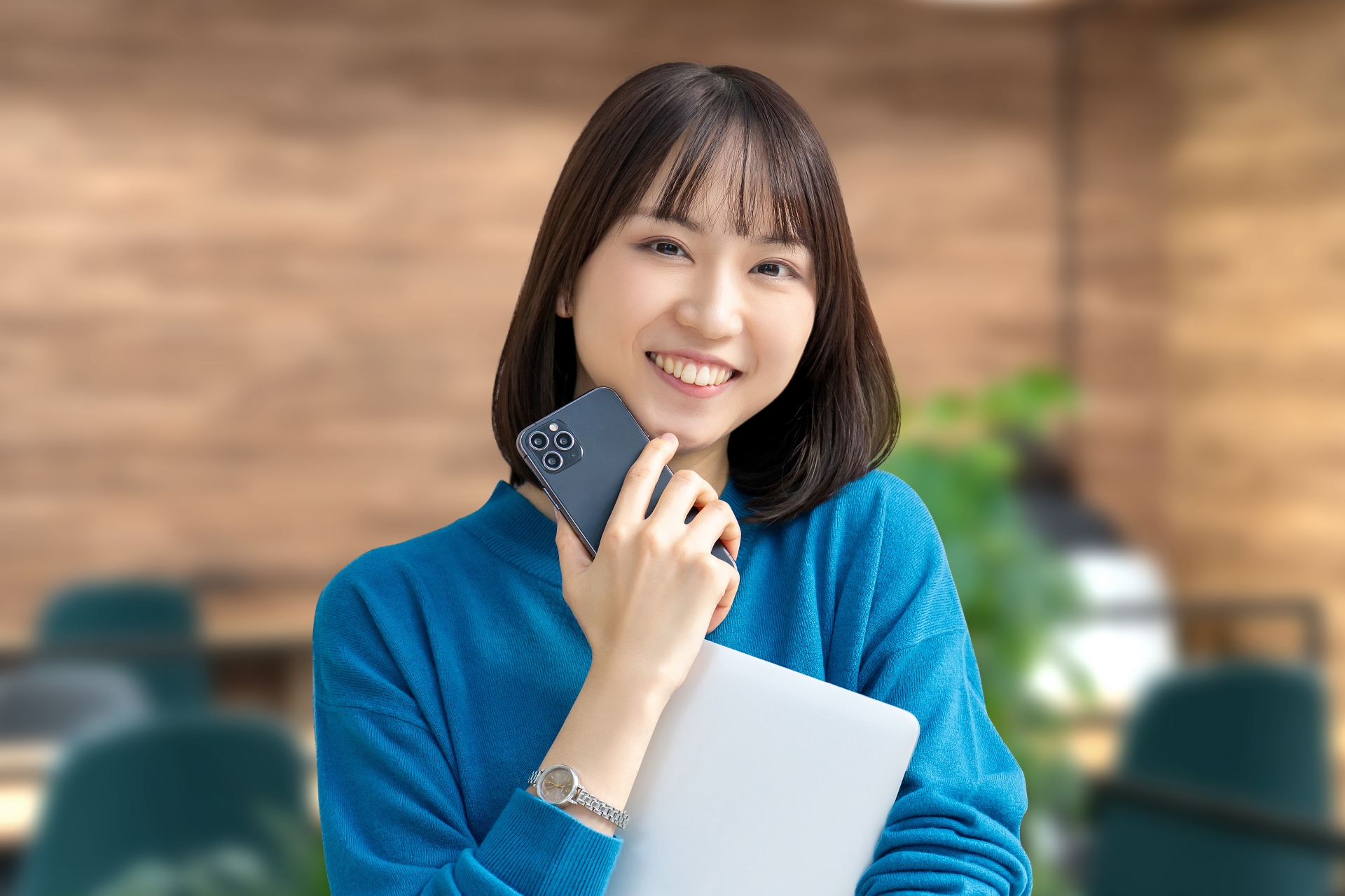 スマホとPCを持つ女性