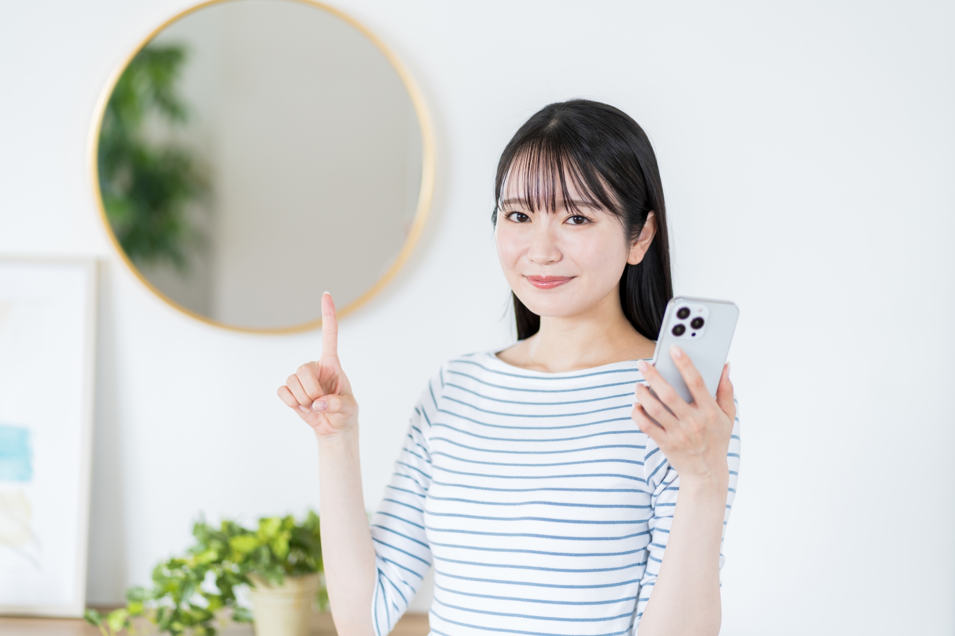 スマホを持っておすすめしている女性