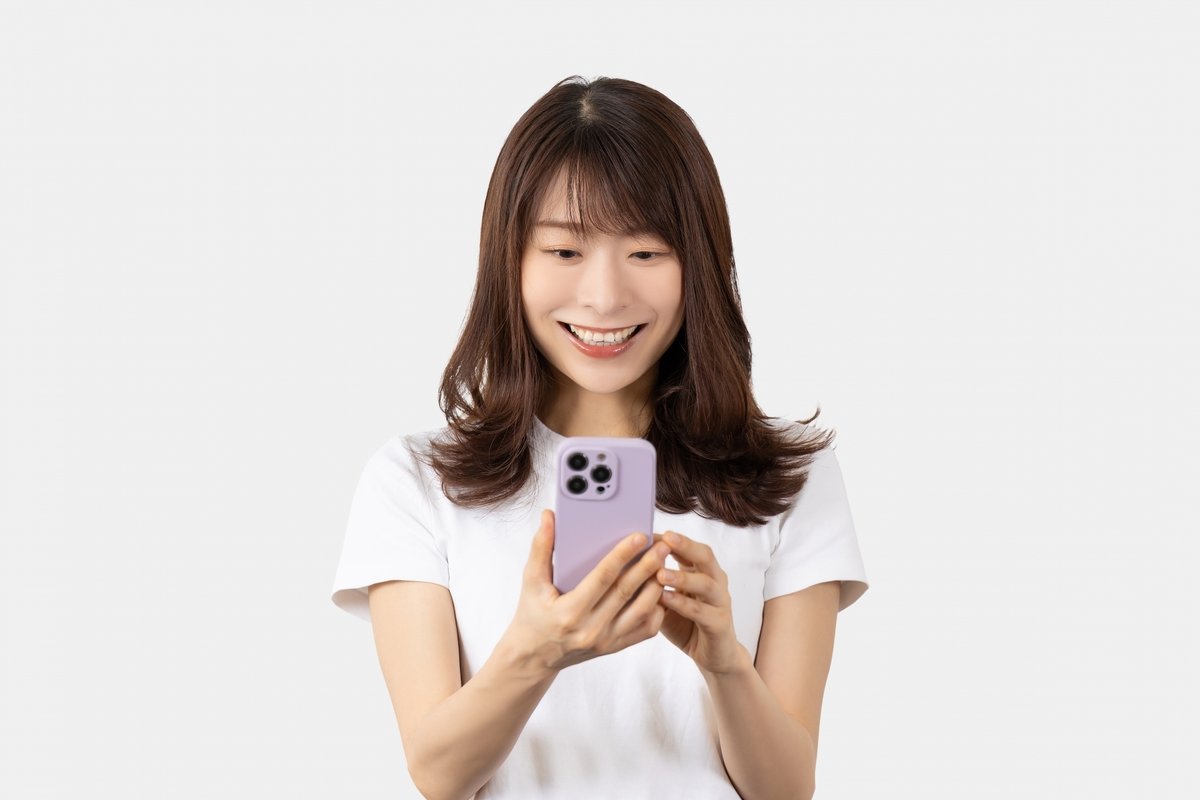 スマホを操作する女性